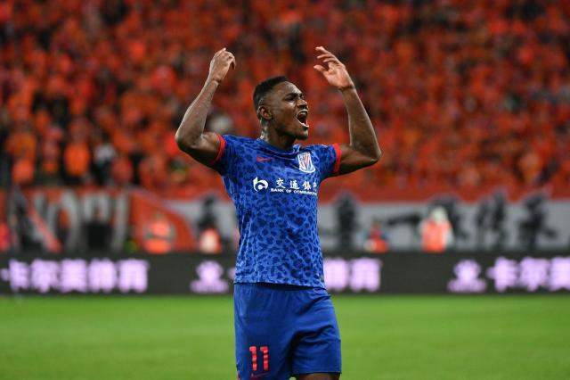 1720274672225088485.jpg 赛事注册-【中超】马莱莱戴帽于汉超替补建功 申花6比0泰山