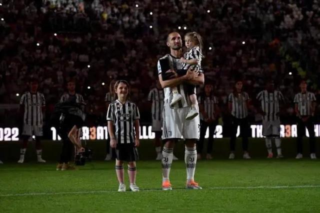 1653264296107009404.jpg 【早报】如此英超怎能不爱?如此米兰如何不哭?