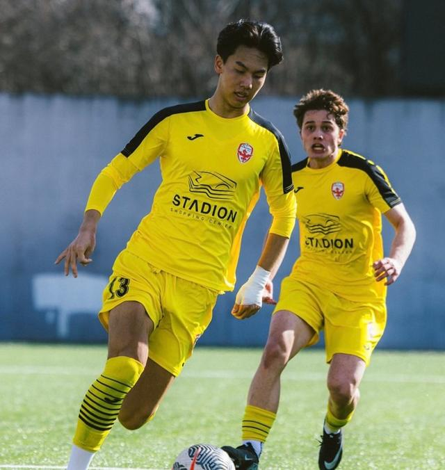 英雄联盟世界赛-最大希望！张家鸣留洋3场3球成大腿：只差2场拿到英超劳工证|伯恩利|球员|拜仁|台球|联赛杯_新浪体育_新浪新闻